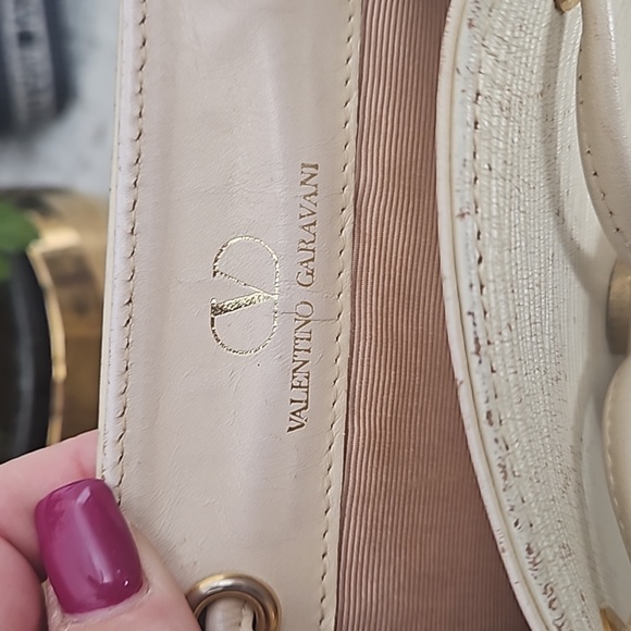 Valentino Garavani Elegant Cream Bucket Bag - Picture 7 of 13